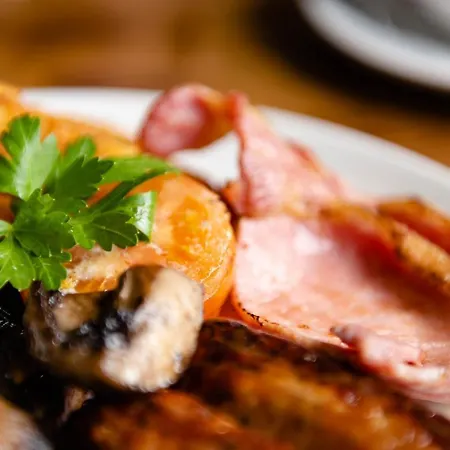 Мини-отель The White House Inn - Whitby Уитби